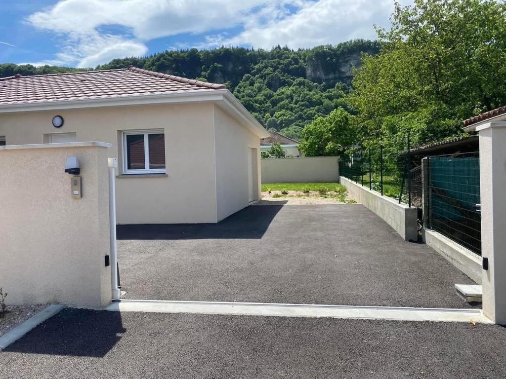 une petite maison blanche avec une allée. dans l'établissement Les Villas Gîtes de Vertrieu, à Vertrieu