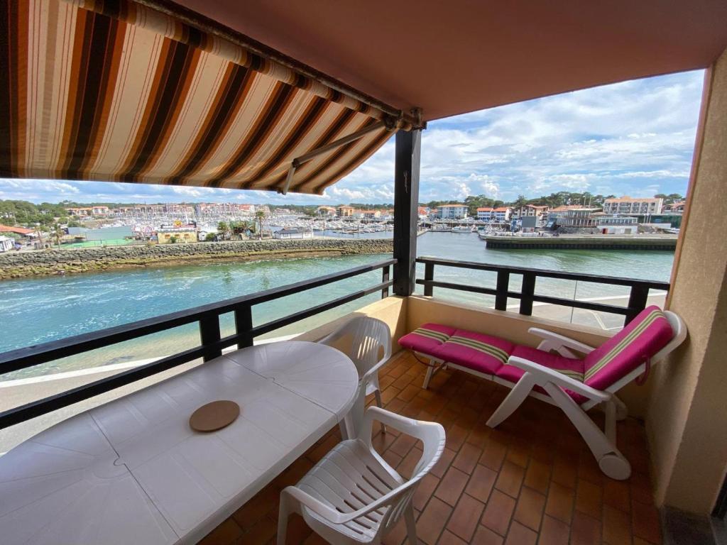 Ban công/sân hiên tại Appartement proche plage dans résidence avec piscine