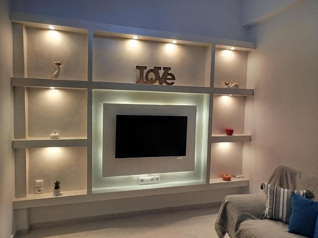 TV a/nebo společenská místnost v ubytování Cuka apartment 3BD nexto to metro and Piraeus Port
