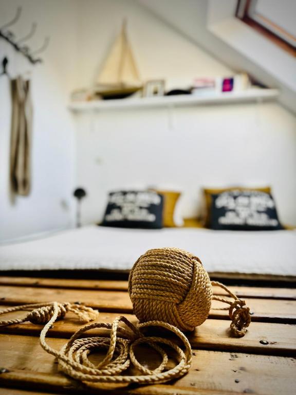 une corde sur une table avec un lit en arrière-plan dans l'établissement Le poisson dans le percolateur, à Port-en-Bessin-Huppain