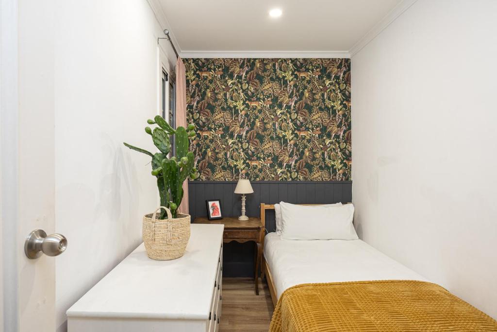 Postel nebo postele na pokoji v ubytování Vintage 3 Bdr Apartment