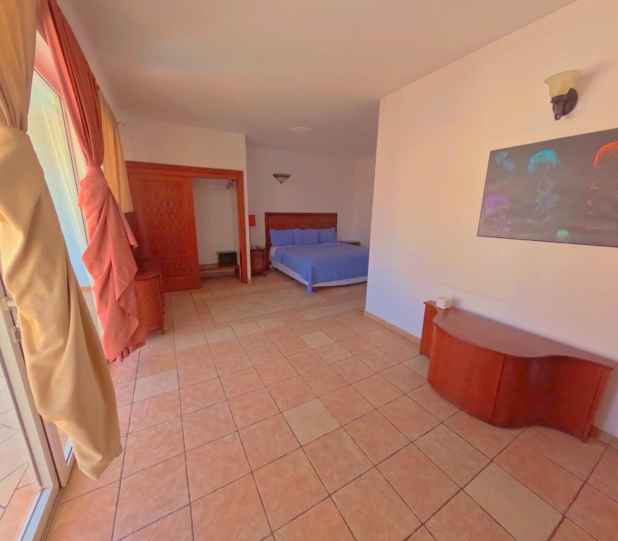 Postel nebo postele na pokoji v ubytování West Bay Colonial