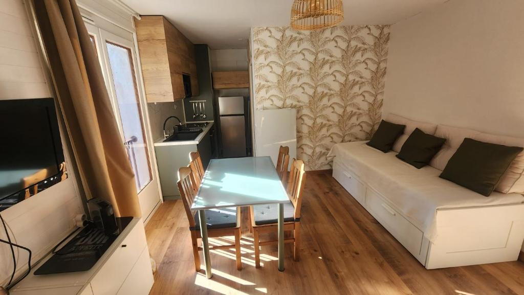 un salon avec un canapé et une table dans l'établissement Résidence-Sylvie-Luchon, à Luchon