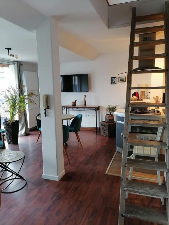 - un salon avec une échelle et un bureau dans l'établissement Appart Terrasse, à Strasbourg