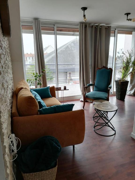 a living room with a couch and two chairs at Appart Terrasse in Strasbourg