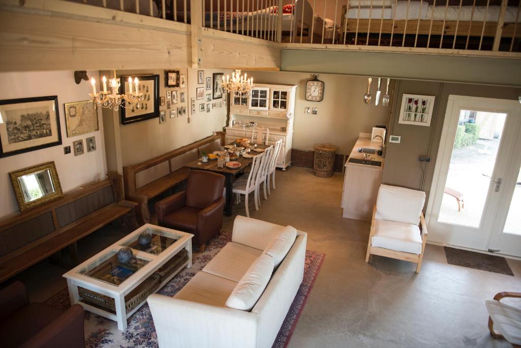 an overhead view of a living room and dining room at B&B Logeren bij van Heeren in Made