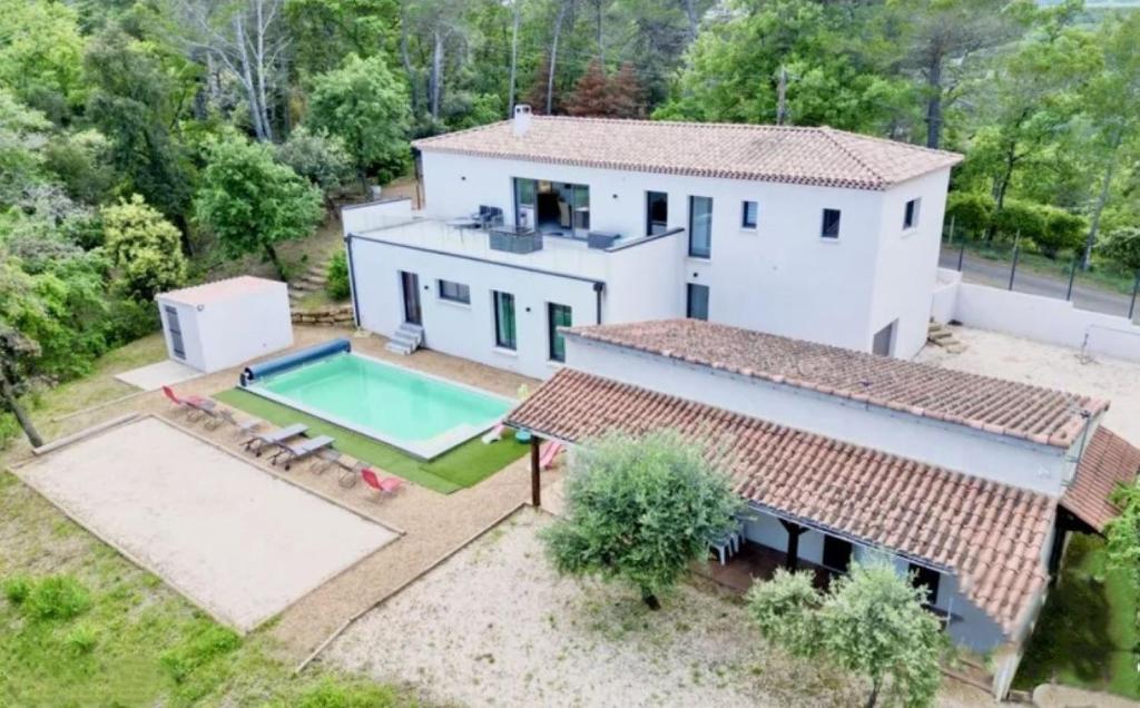 Cette chambre offre une vue sur une maison blanche dotée d'une piscine. dans l'établissement Spirit of Provence, à Carsan