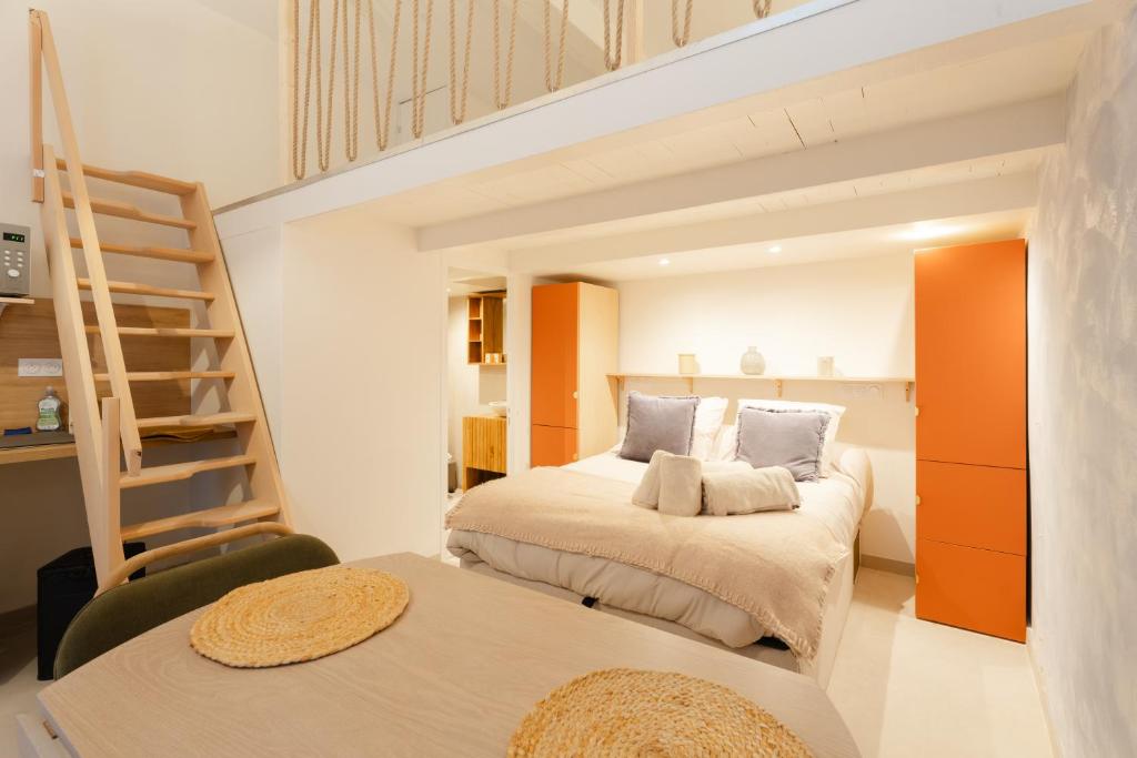 une chambre avec un lit superposé et une échelle dans l'établissement New- Cozy apartment -4 guests - Air conditioning, à Nice