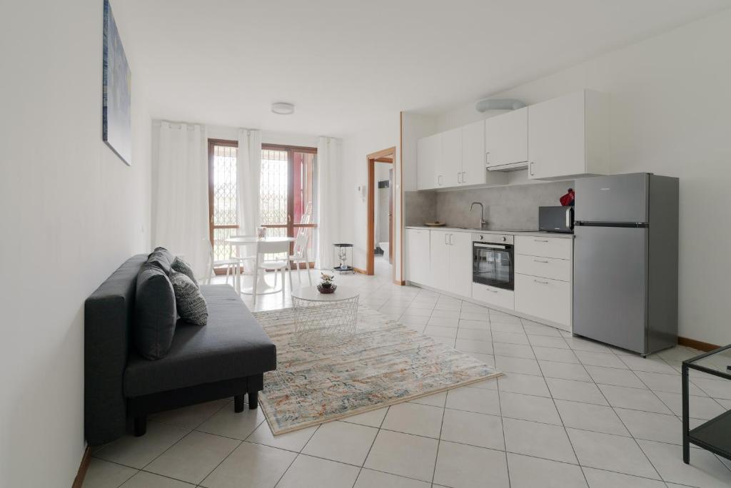 GuestHost - Bright Apartment with garden