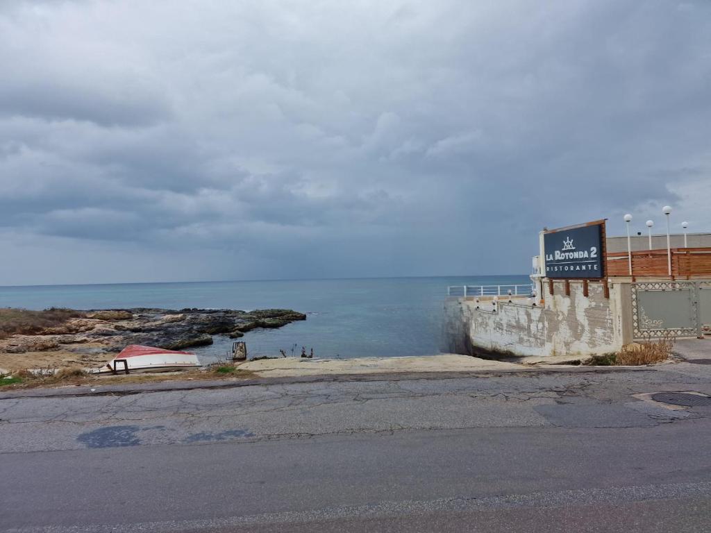 Savito Guest House mare في توري كان: علامة على جدار بجوار المحيط