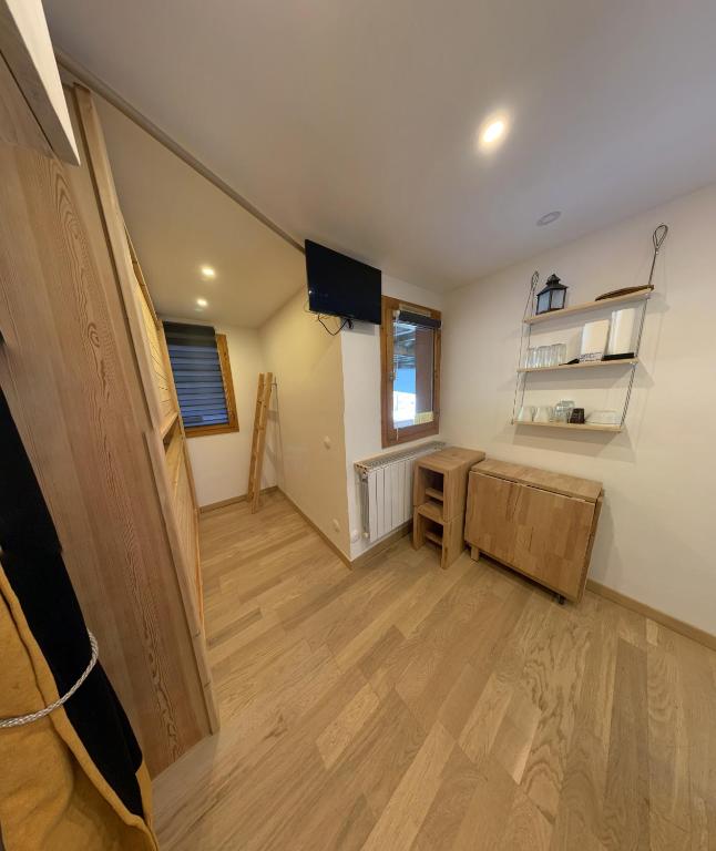 une chambre vide avec un bureau et une fenêtre dans l'établissement La Plagne Bellecôte Résidence 3000, à La Plagne Tarentaise