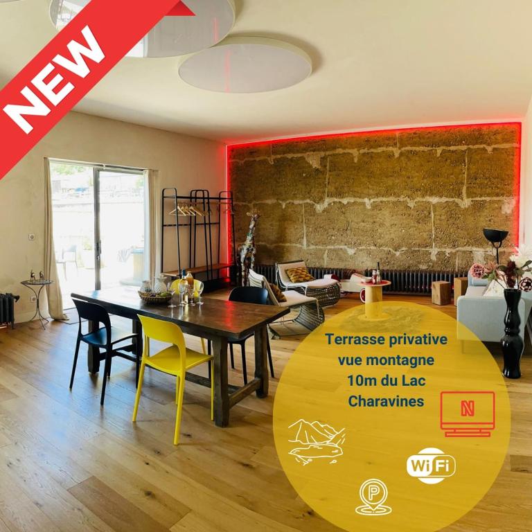 - un salon avec une table à manger et des chaises jaunes dans l'établissement Nature loft, calme et confortable, à La Murette