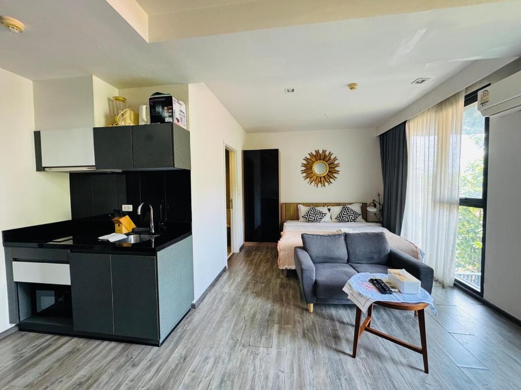 Η κουζίνα ή μικρή κουζίνα στο Patong city-center pool cozy condo