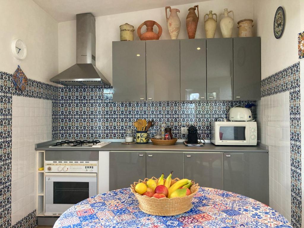 Cucina o angolo cottura di En-suite Triple Room-Giardino A Mare