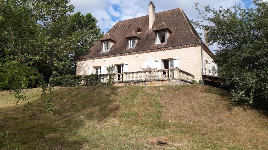 une vieille maison au sommet d'une colline dans l'établissement La Pantaine, à Cénac-et-Saint-Julien