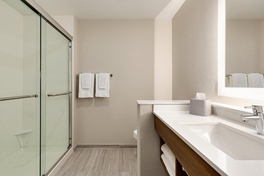 Holiday Inn Express & Suites Hayward - Castro Valley by IHG photo