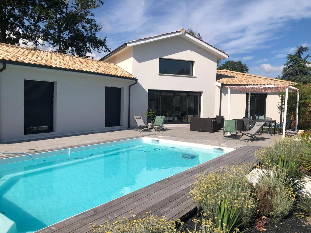 Photo de la galerie de l'établissement charmante maison pour des vacances idéales, à Le Barp