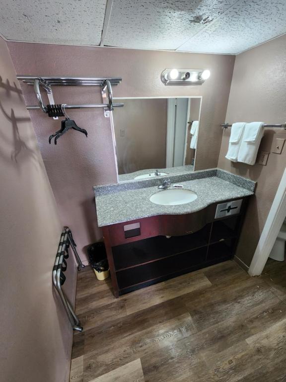 a bathroom with a sink and a mirror at Satellite Inn in Alamogordo