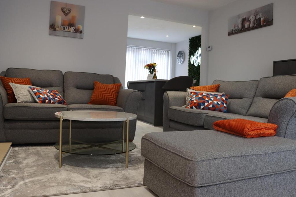 Ruang duduk di Home from Home-Family&Contractor Friendly-Sleeps 7