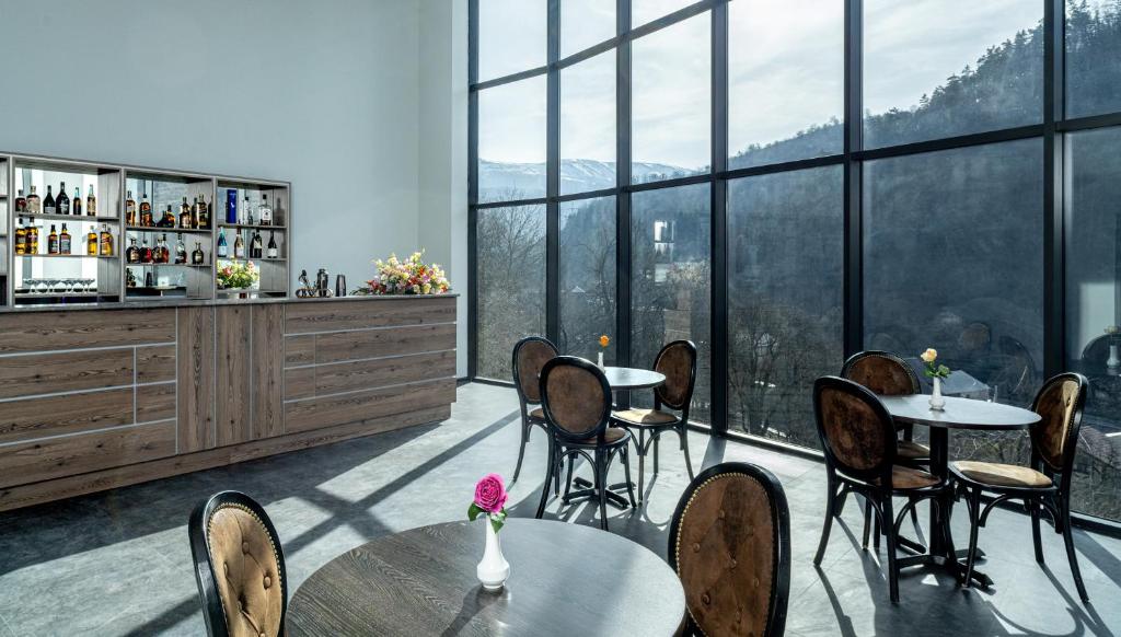 Nespecifikovaný výhled na hory nebo výhled na hory při pohledu z hotelu