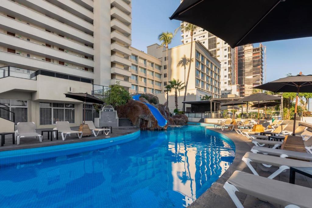una piscina con tobogán en un hotel en Don Pelayo Pacific Beach, en Mazatlán