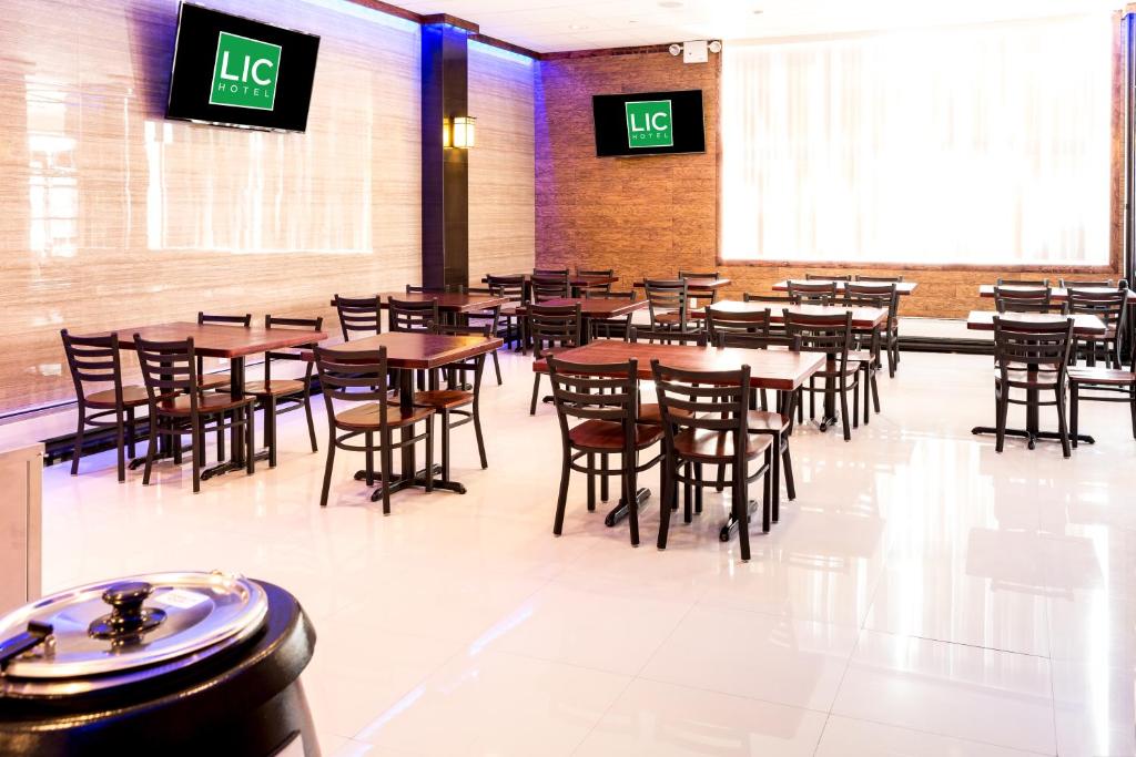 Ein Restaurant oder anderes Speiselokal in der Unterkunft LIC Hotel 