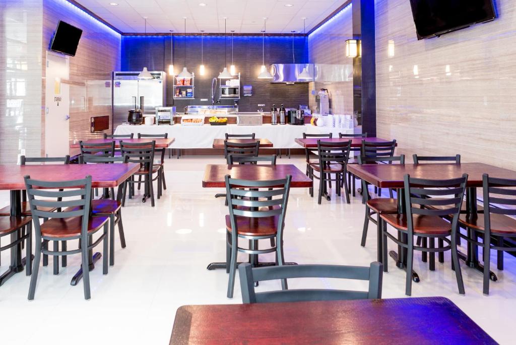 Ein Restaurant oder anderes Speiselokal in der Unterkunft LIC Hotel 