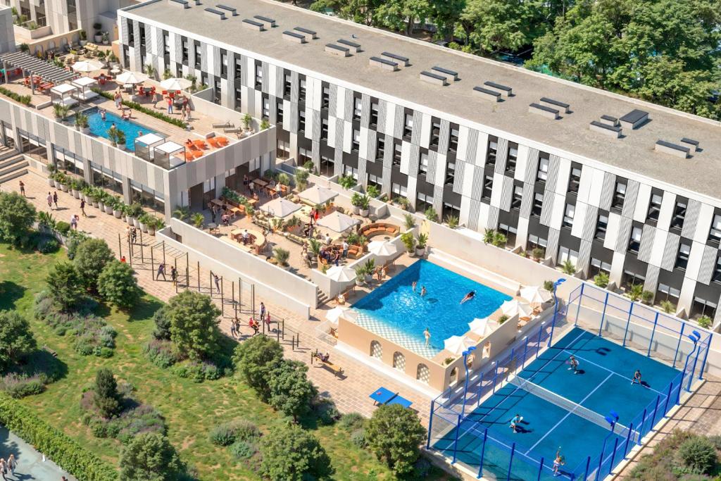 Una vista aérea de un hotel con piscina. en Vibe Stay Sevilla Residencia de Estudiantes - Adults Only, en Sevilla
