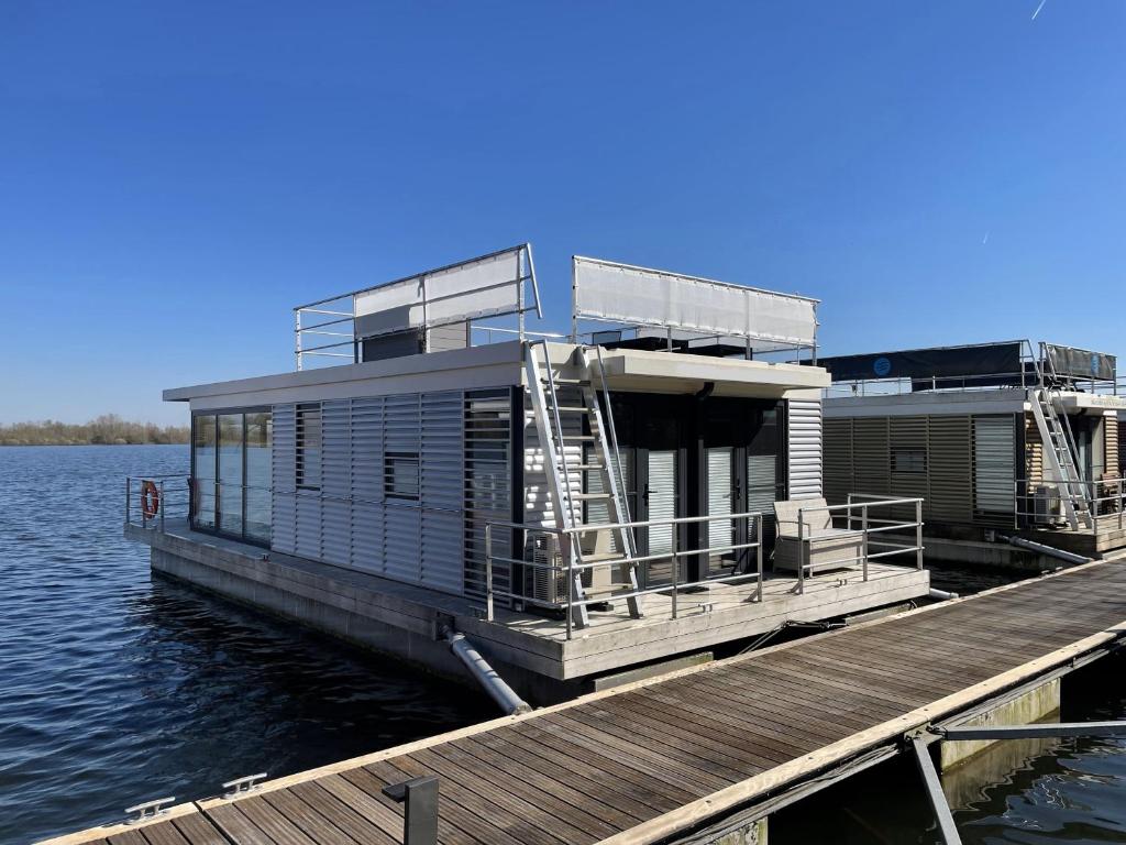 クサンテンにあるFLOATING 44 Xanten - Deine Xanten 4の水上の桟橋