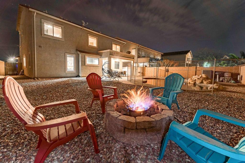 un grupo de sillas sentadas alrededor de una hoguera en Free Pool Heat - Modern and Bright, Fire Pit, en Casa Grande