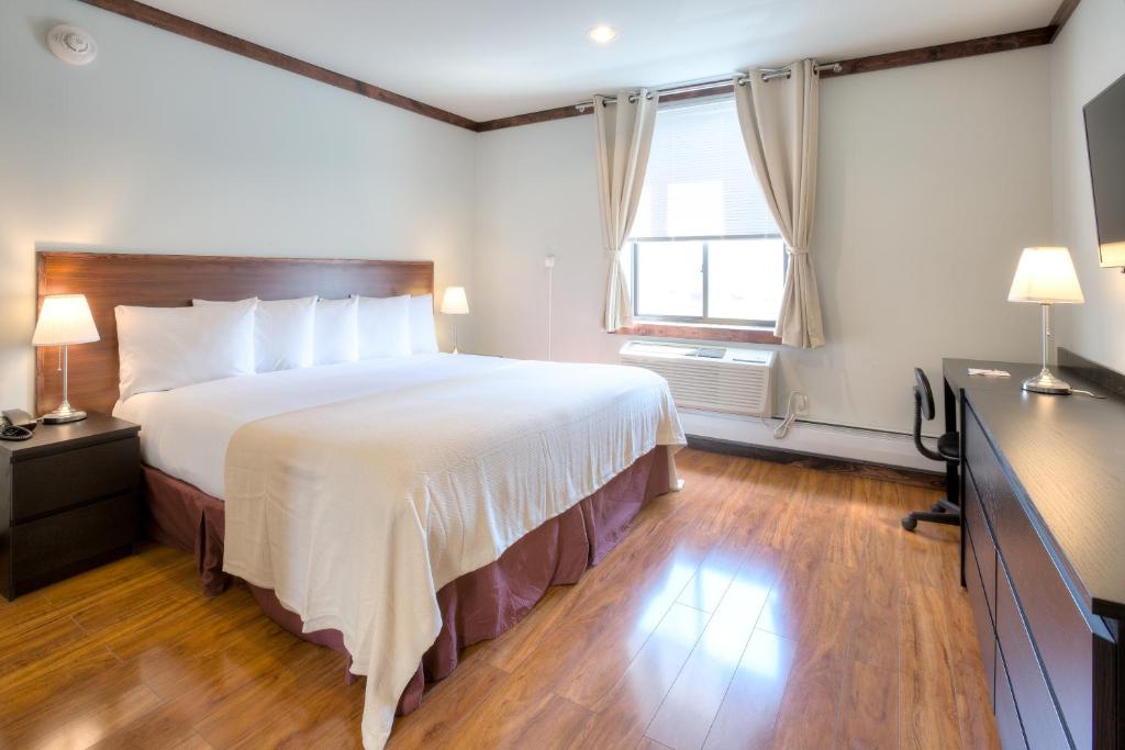 Ein Bett oder Betten in einem Zimmer der Unterkunft LIC Hotel