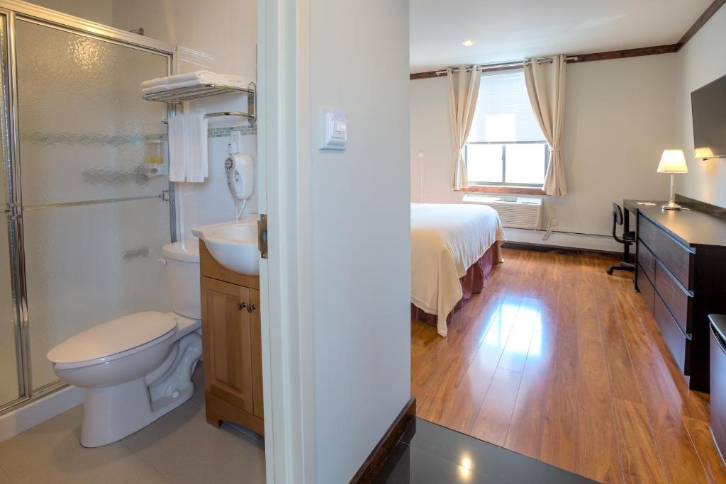 Koupelna v ubytování LIC Hotel