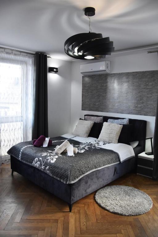 Postel nebo postele na pokoji v ubytování Apartament Night Premium Krakow