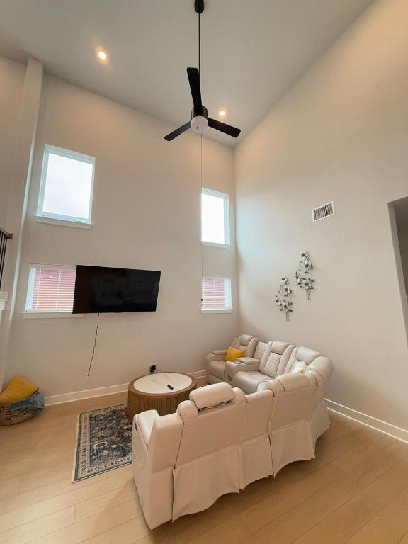 TV a/nebo společenská místnost v ubytování Luxury Modern Stay in Bastrop