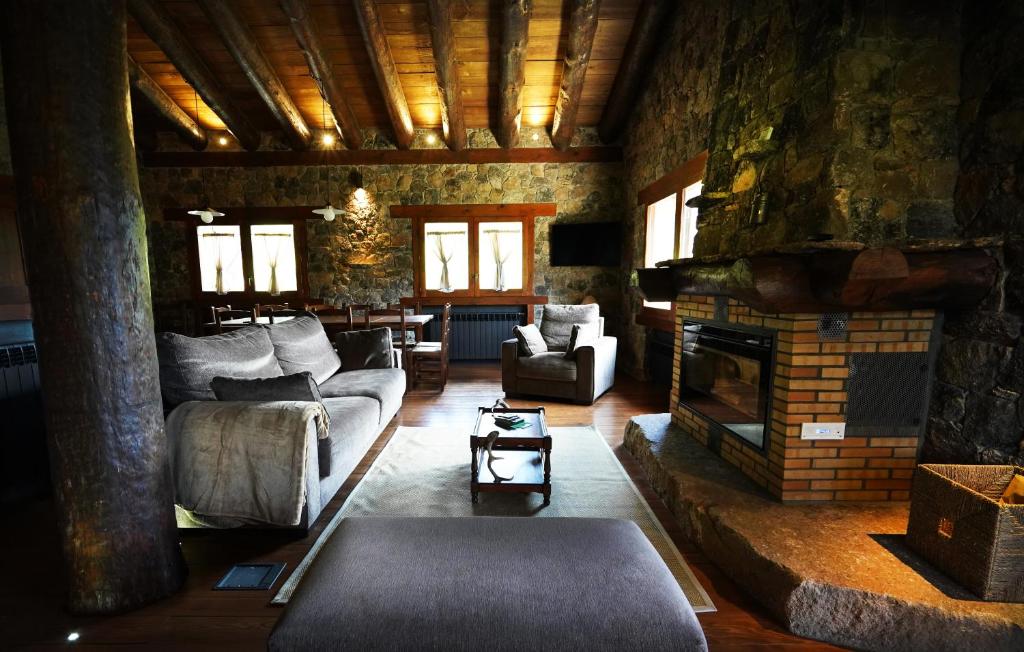 A seating area at Les Pardines 1819 Mountain suites & SPA