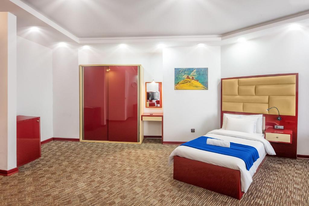 Postel nebo postele na pokoji v ubytování Denis hotel