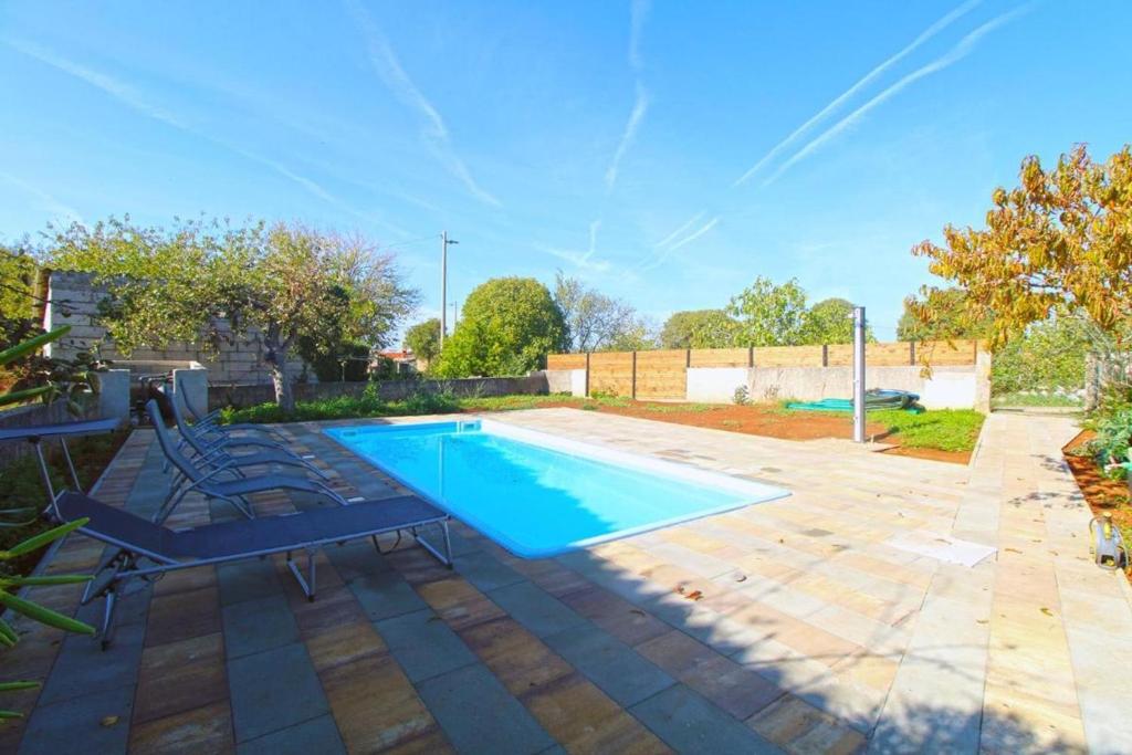 Comfortable apartment with pool and garden