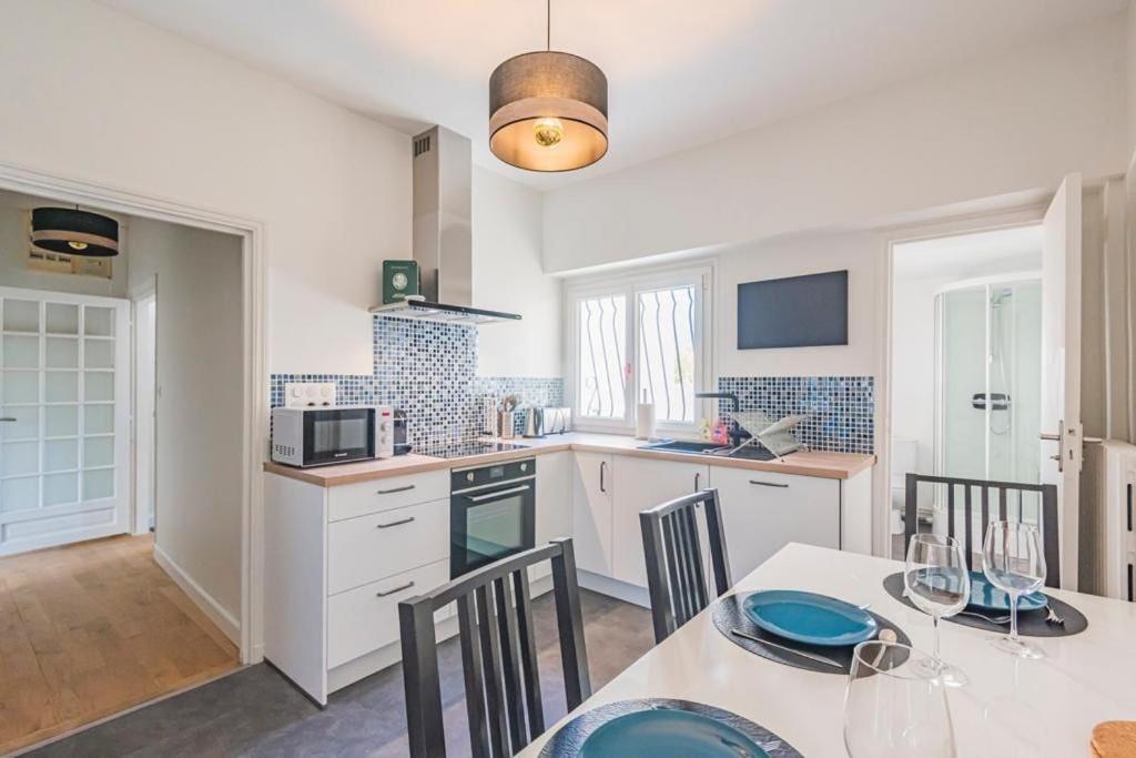 une cuisine et une salle à manger avec une table et des chaises dans l'établissement bulles, à Épernay