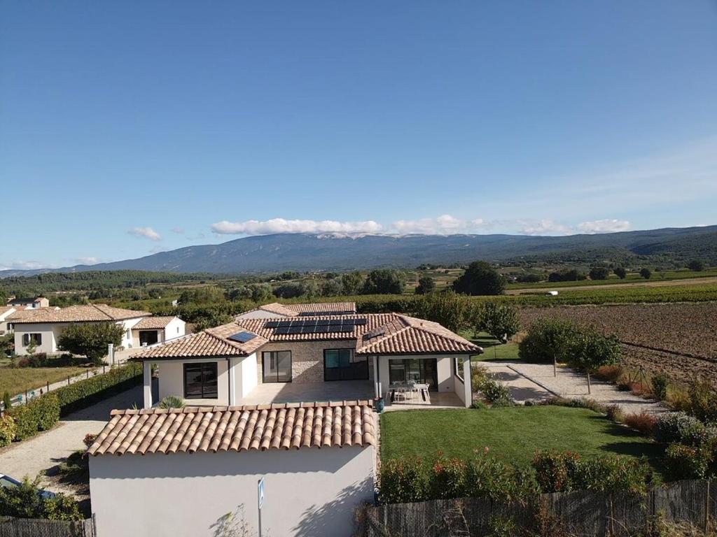 une vue aérienne d'une maison dans un vignoble dans l'établissement Villa with pool in Provence bij de Mont Ventoux, à Blauvac