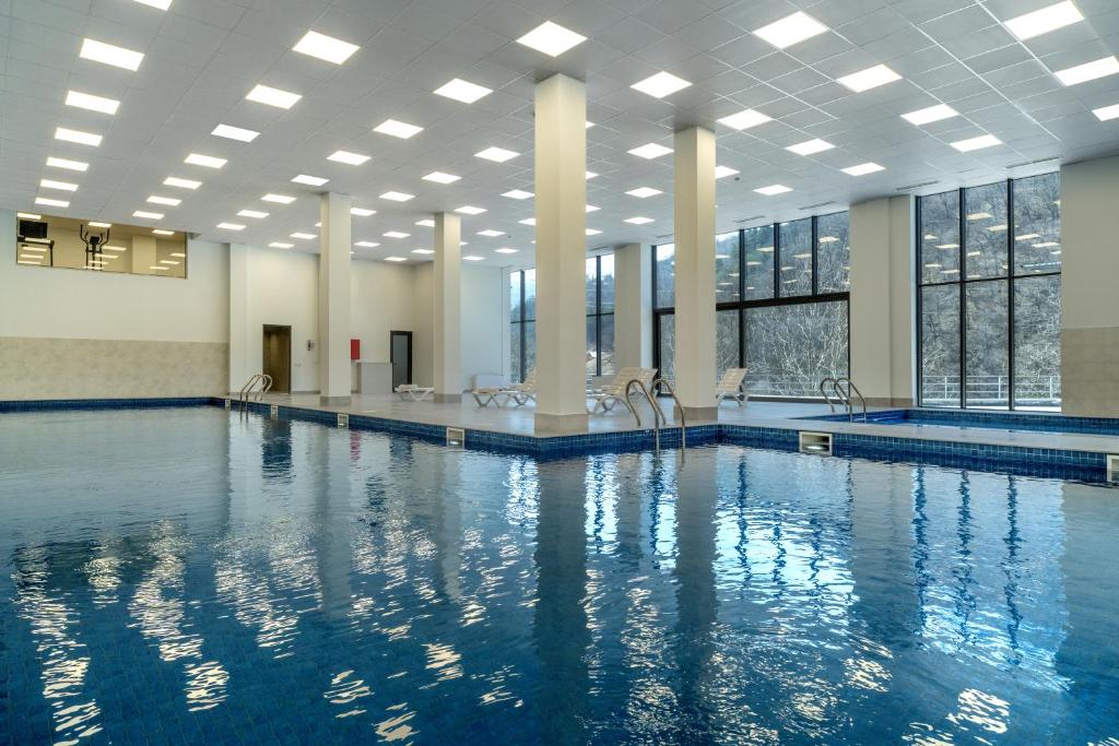 Bazén v ubytování Ani Forest Hills Hotel and Resort, Dilijan nebo v jeho okolí
