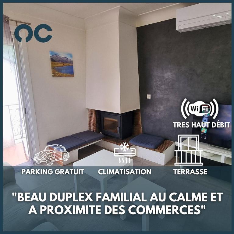 - un salon avec une cheminée dans l'établissement Le Duplex Pyrénéen - Terrasse - Clim - Parking, à Lons