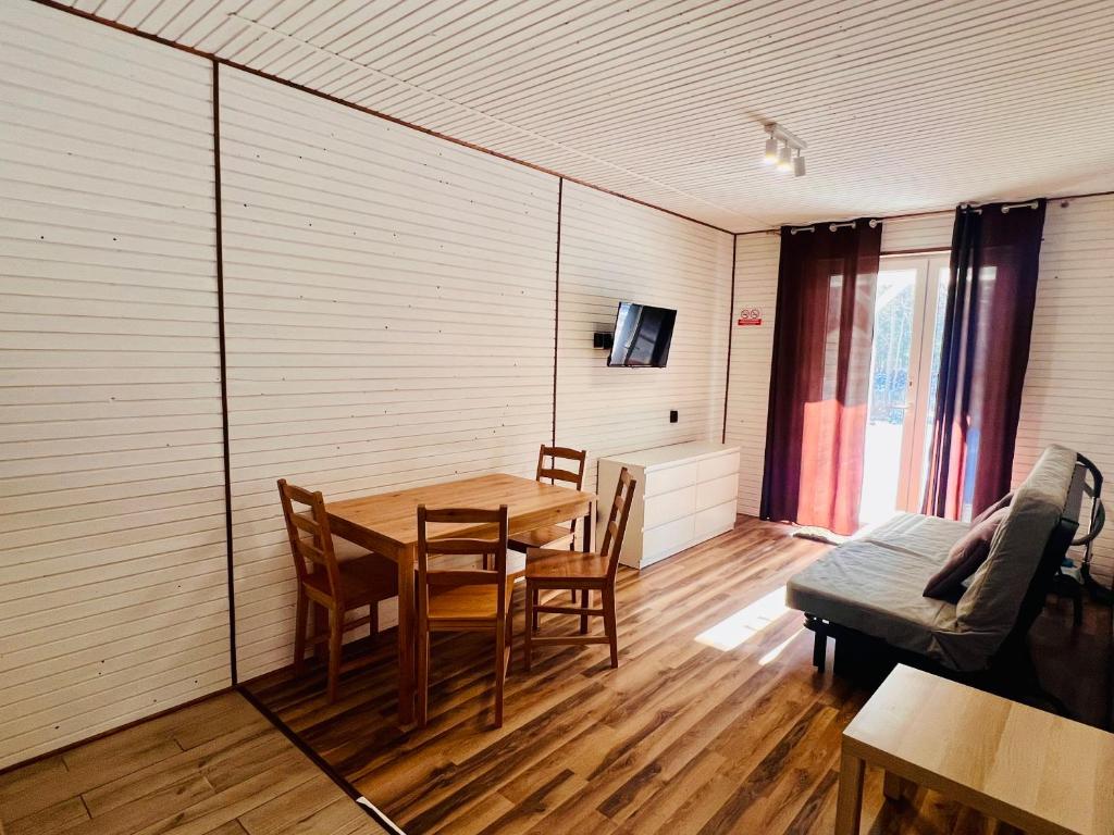 Telewizja i/lub zestaw kina domowego w obiekcie Dolpakart (domki, pokoje)