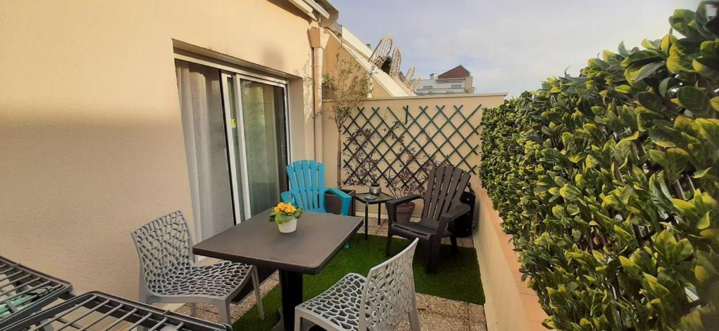 Il dispose d'une terrasse avec une table et des chaises. dans l'établissement Chambre d'Hôte Arcachonnaise 41, à Arcachon