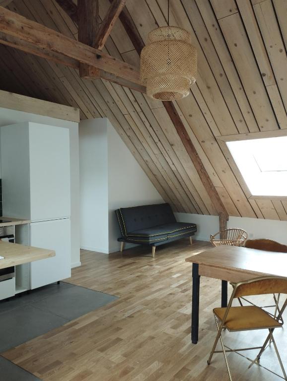 un salon avec une table et un canapé dans l'établissement nandrion en duo, à Trévignin