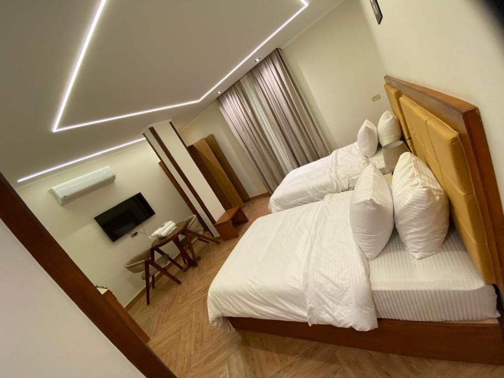 Postel nebo postele na pokoji v ubytování Three Pyramids Boutique Hotel