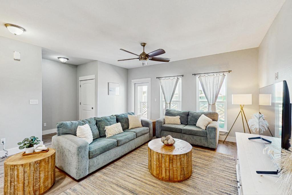 un soggiorno con un divano e un tavolo di Shoreline Retreat a Port Aransas