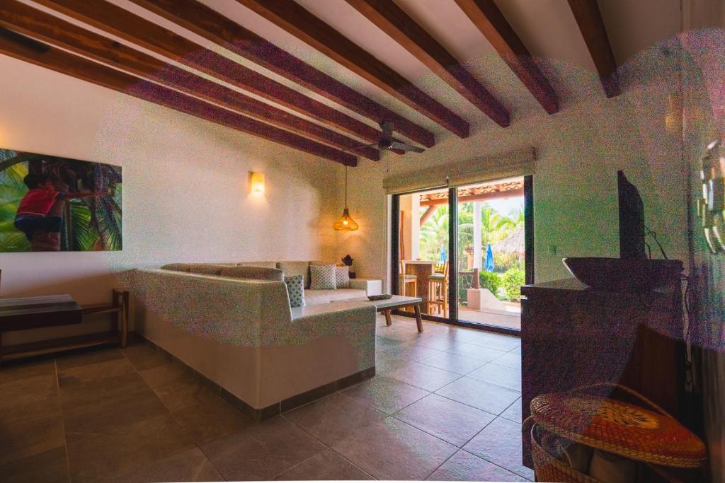 ein Wohnzimmer mit einer Badewanne in einem Zimmer in der Unterkunft Escondite condominios in Zihuatanejo