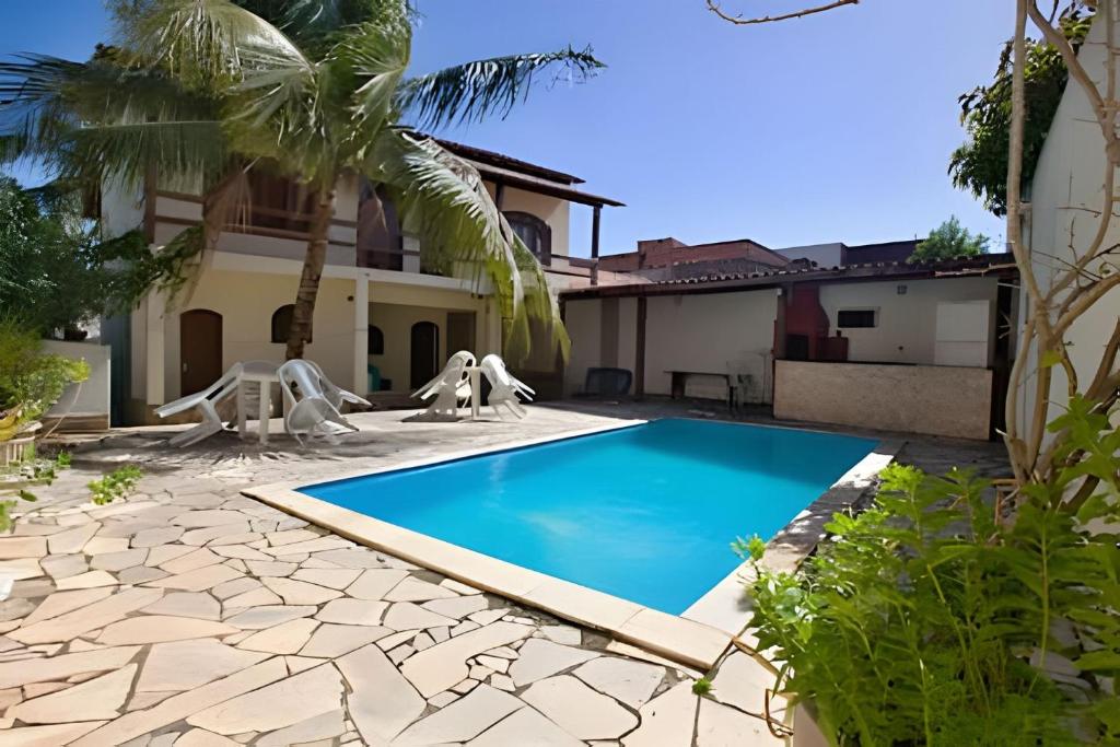 ein Swimmingpool im Hinterhof eines Hauses in der Unterkunft Linda casa em Porto da Aldeia (Cabo Frio) - RJ in São Pedro da Aldeia