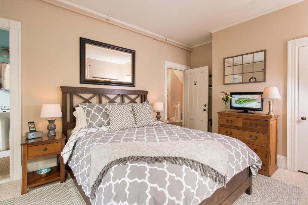 The Chadwick Bed and Breakfast - Superior Queen Room (The Longfellow)