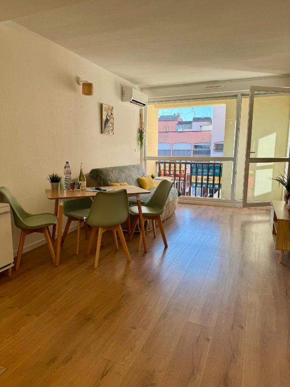 un salon avec un canapé, une table et des chaises dans l'établissement La Perle du port - 5pers - Histoire de clés, au Cap d'Agde